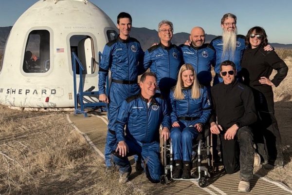 Blue Origin NS-37: successo per la missione con un passeggero in sedia a rotelle oltre la linea di Kármán