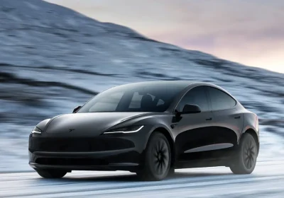 È Natale in casa Tesla: arriva la Model 3 Standard, sconto speciale a 35.000 euro