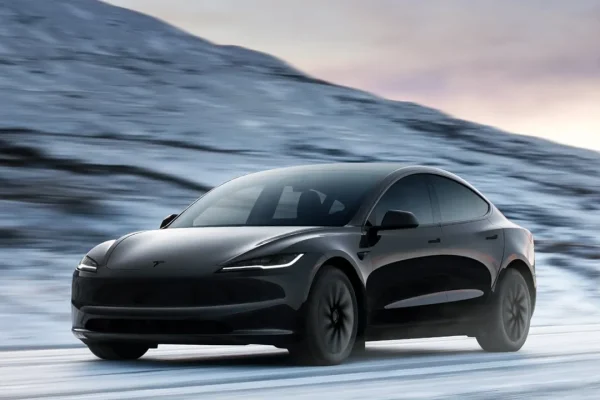 È Natale in casa Tesla: arriva la Model 3 Standard, sconto speciale a 35.000 euro