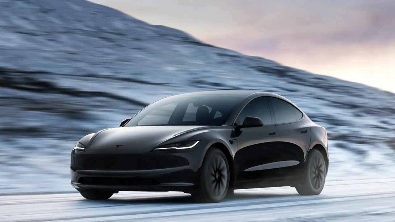 È Natale in casa Tesla: arriva la Model 3 Standard, sconto speciale a 35.000 euro