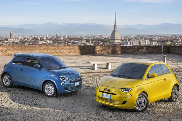 Nuova Fiat 500 Hybrid, Torino riaccende la sua icona più pop