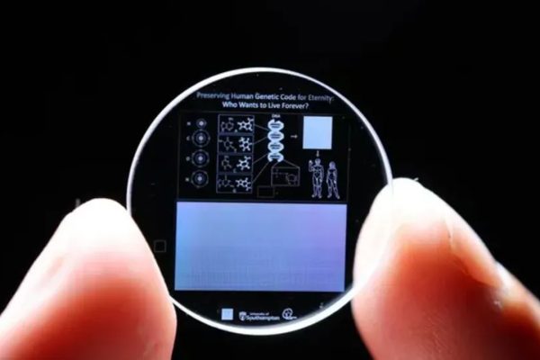Fino a 360 GB su un vetro grande come una moneta: l'archiviazione del futuro presto alla prova dei fatti