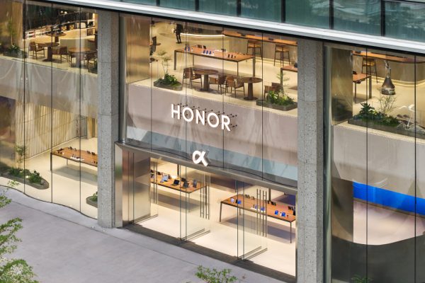 HONOR Robot Phone è mezzo smartphone, mezzo robot: arriverà nel 2026