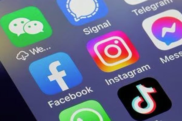 Meta blocca i chatbot AI con personalità per adolescenti: troppi rischi in termini di sicurezza
