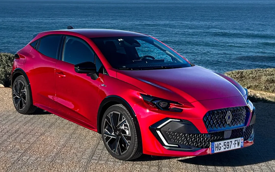 Renault Clio 2026: design più maturo, full hybrid e OpenR con Google