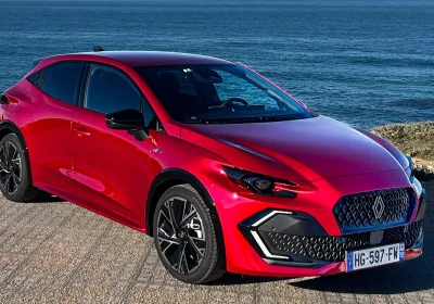 Renault Clio 2026: design più maturo, full hybrid e OpenR con Google