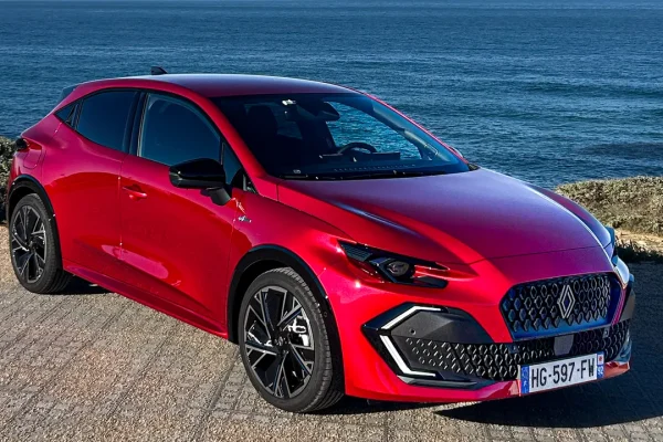 Renault Clio 2026: design più maturo, full hybrid e OpenR con Google