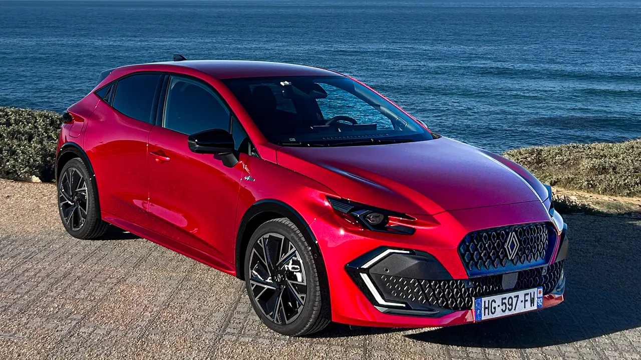 Renault Clio 2026: design più maturo, full hybrid e OpenR con Google