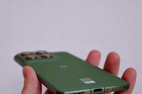 Recensione Motorola Edge 70: leggero, sottile e con pochi compromessi