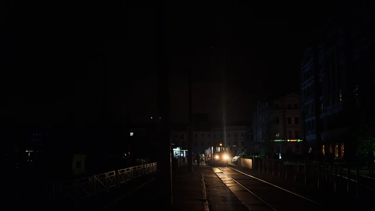 L’inverno al buio di Kyiv, come funziona il sistema dei blackout programmati in Ucraina