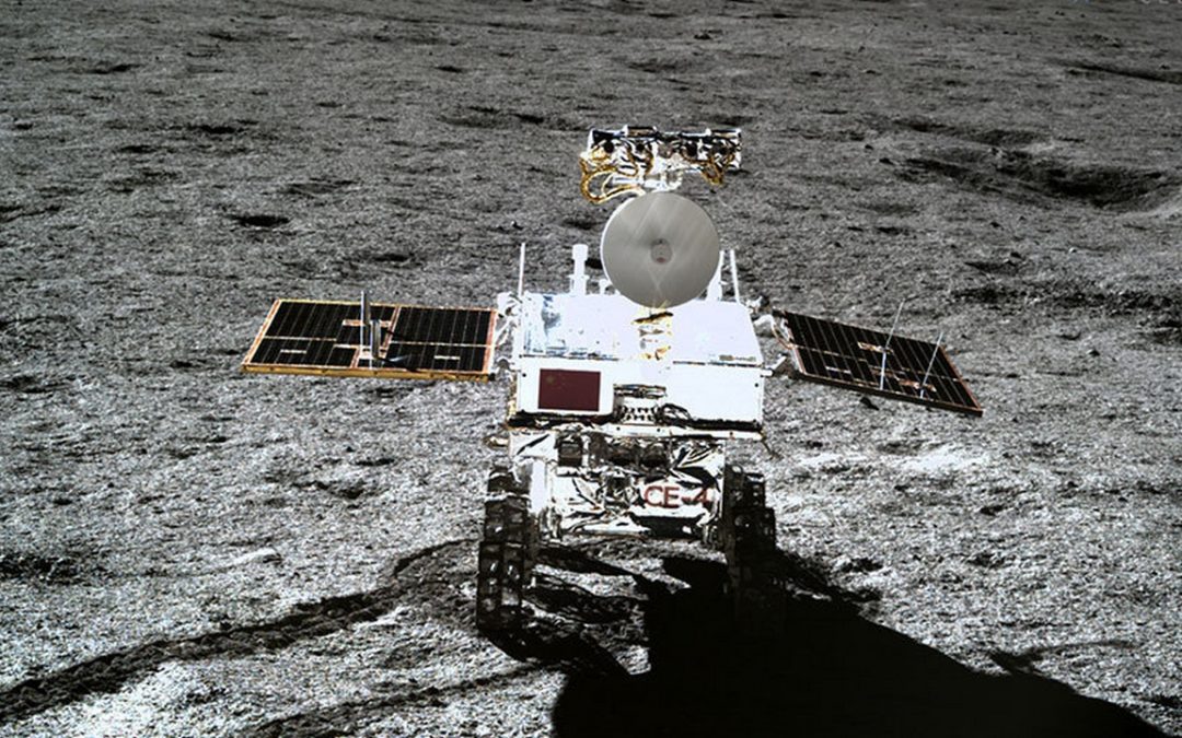 Il rover Yutu-2 della missione cinese Chang'e-4, sul lato nascosto della Luna, funziona ancora dopo circa 7 anni