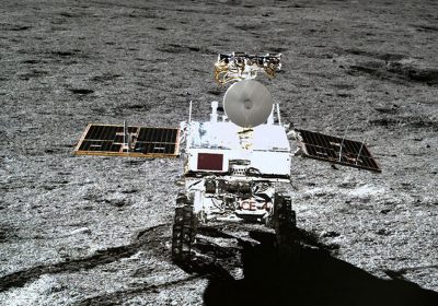 Il rover Yutu-2 della missione cinese Chang'e-4, sul lato nascosto della Luna, funziona ancora dopo circa 7 anni