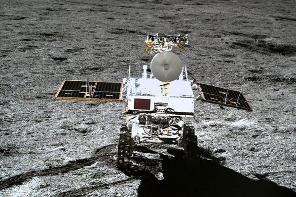 Il rover Yutu-2 della missione cinese Chang'e-4, sul lato nascosto della Luna, funziona ancora dopo circa 7 anni