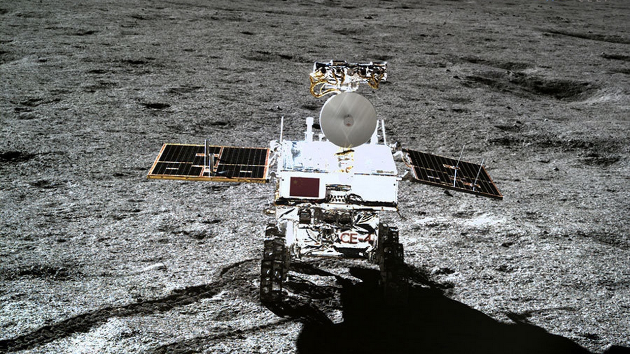 Il rover Yutu-2 della missione cinese Chang'e-4, sul lato nascosto della Luna, funziona ancora dopo circa 7 anni