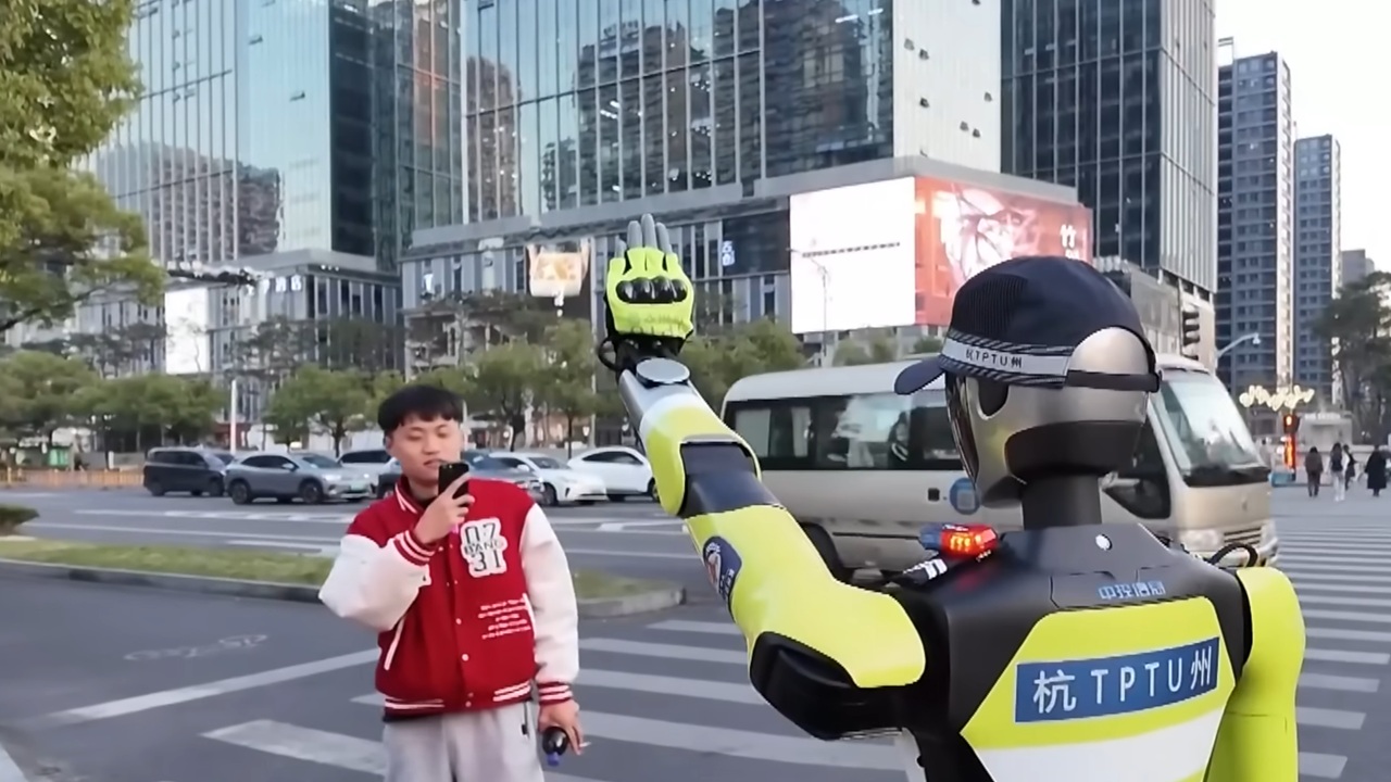 In Cina l'IA prende il posto anche dei poliziotti: ecco come Hangxing No.1 dirige il traffico