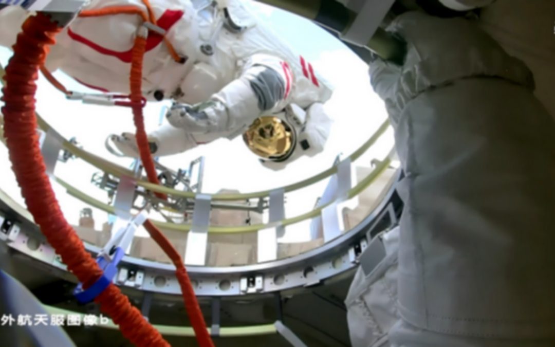 L'equipaggio di Shenzhou-21 ha completato la sua prima attività extraveicolare ispezionando la capsula di Shenzhou-20