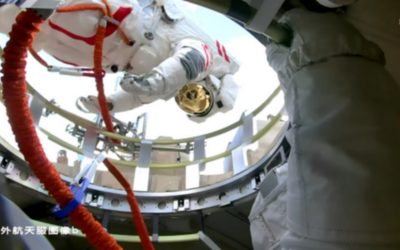 L'equipaggio di Shenzhou-21 ha completato la sua prima attività extraveicolare ispezionando la capsula di Shenzhou-20