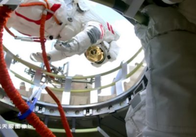 L'equipaggio di Shenzhou-21 ha completato la sua prima attività extraveicolare ispezionando la capsula di Shenzhou-20