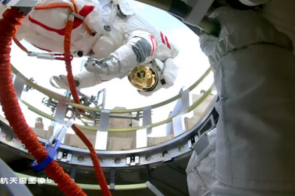 L'equipaggio di Shenzhou-21 ha completato la sua prima attività extraveicolare ispezionando la capsula di Shenzhou-20