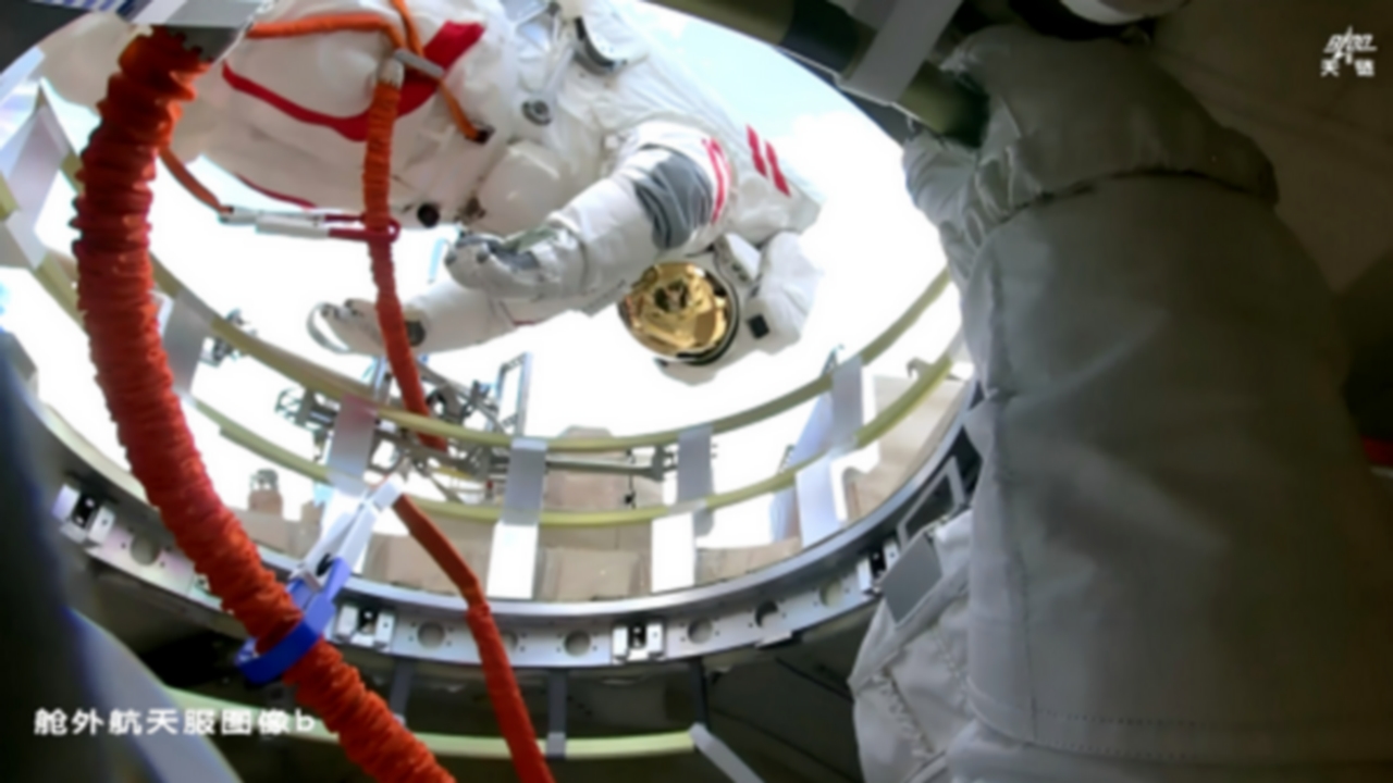 L'equipaggio di Shenzhou-21 ha completato la sua prima attività extraveicolare ispezionando la capsula di Shenzhou-20