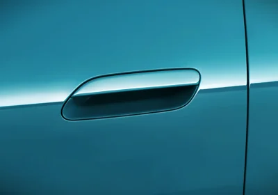 La Cina vieta ufficialmente le maniglie nascoste sulle auto elettriche: Tesla e Xiaomi costrette a cambiarle dal 2027