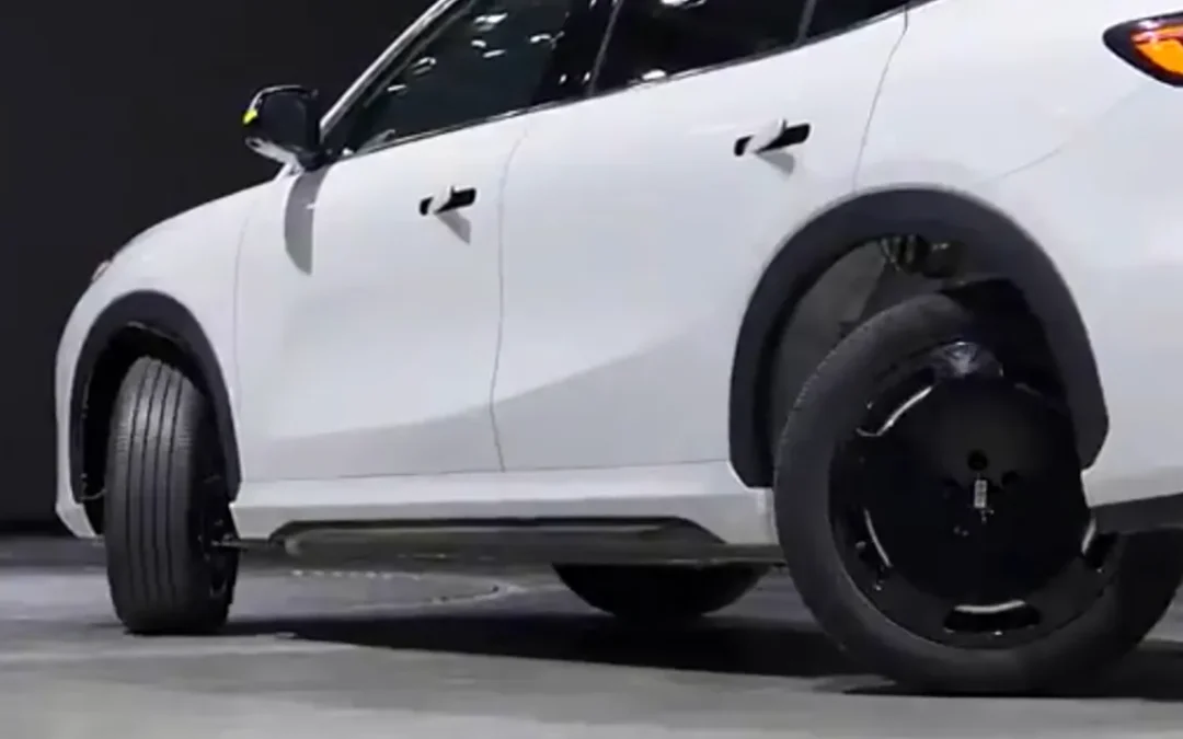 La Geely EX5 ora può muoversi in qualsiasi direzione con sterzo a 90 gradi su tutte le ruote