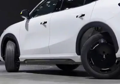 La Geely EX5 ora può muoversi in qualsiasi direzione con sterzo a 90 gradi su tutte le ruote