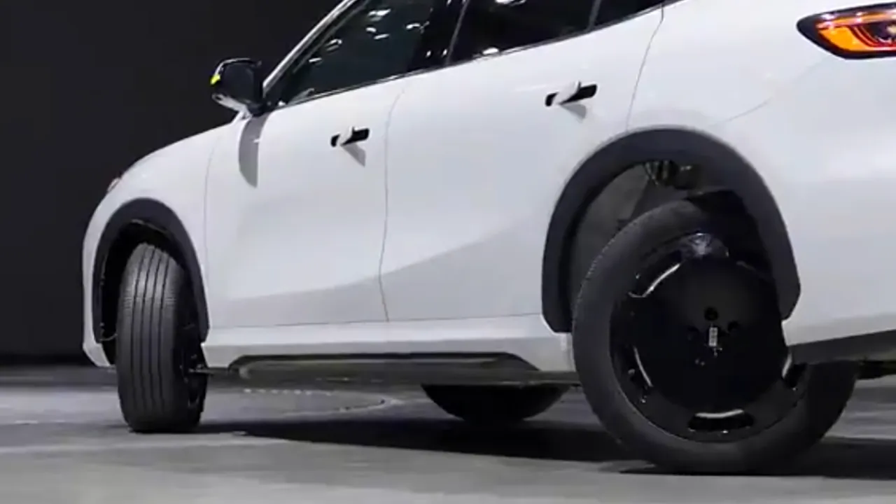 La Geely EX5 ora può muoversi in qualsiasi direzione con sterzo a 90 gradi su tutte le ruote