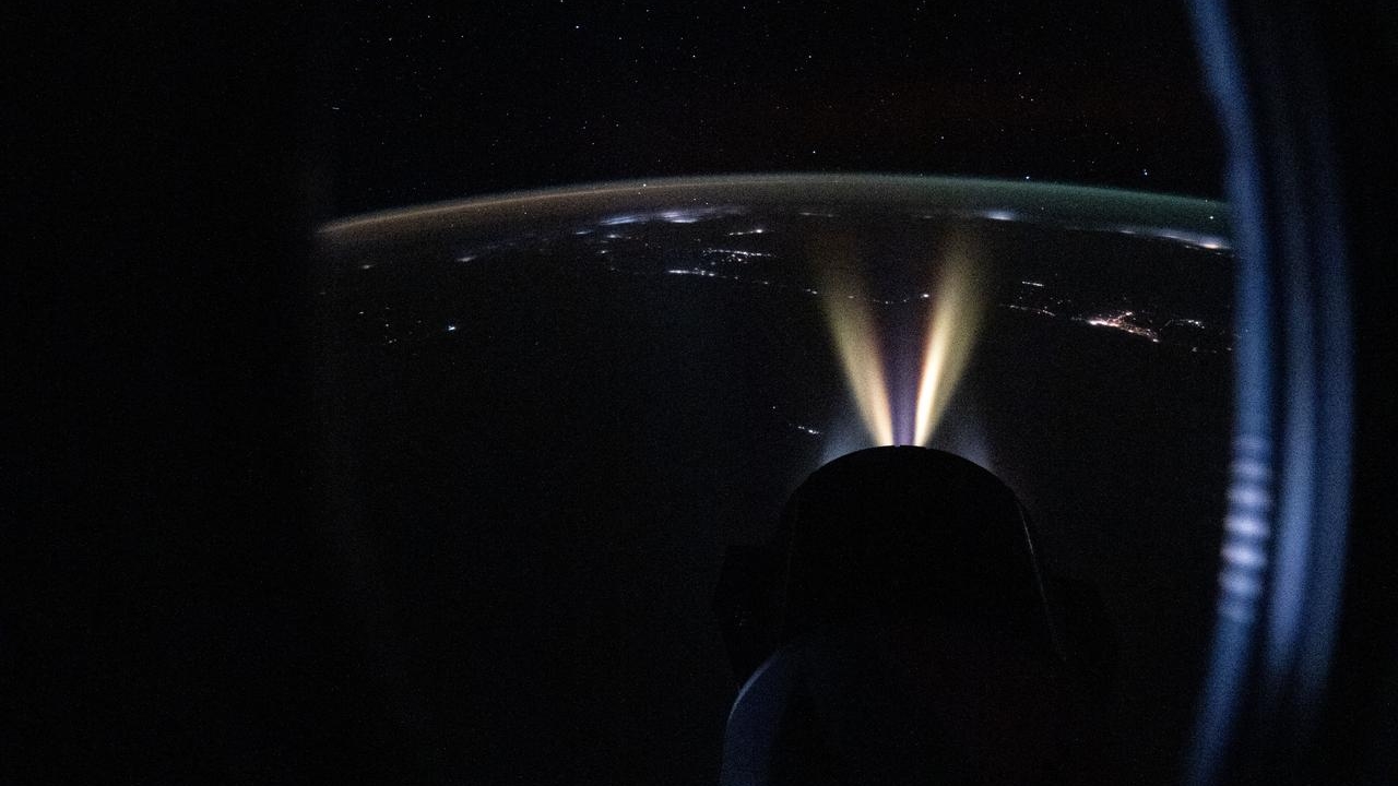 La capsula SpaceX Dragon CRS-33 ha acceso i motori per modificare la quota della Stazione Spaziale Internazionale