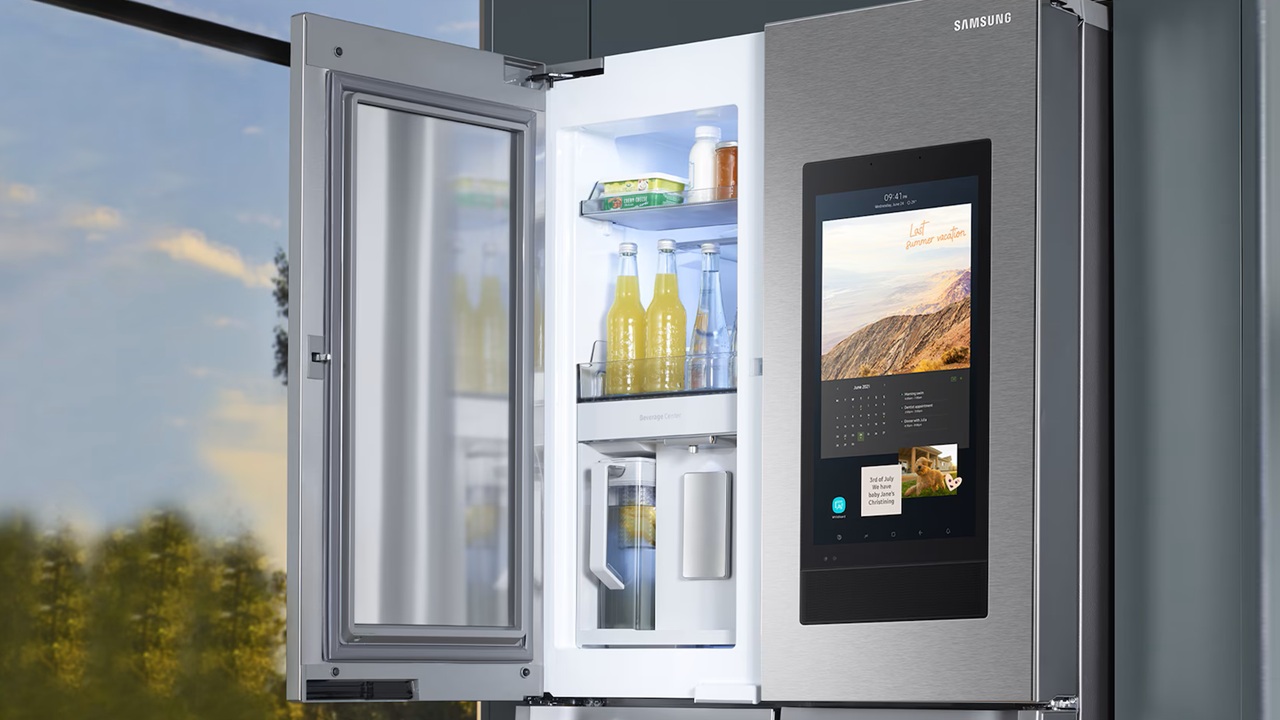 Le pubblicità del frigorifero mandano una donna in ospedale: ricoverata per un episodio psicotico