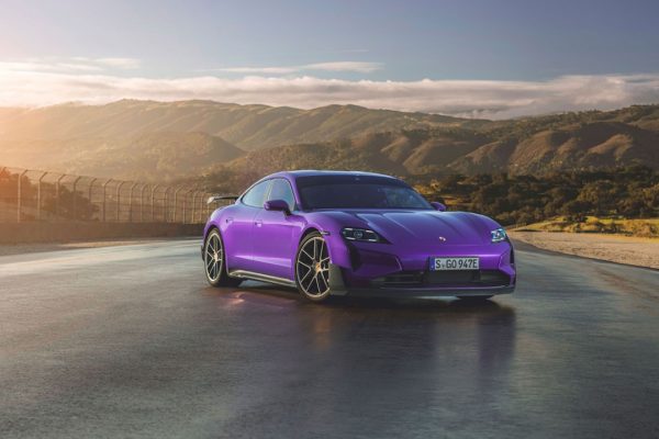 Porsche Taycan 2027 elettrica con cambio simulato per una guida più coinvolgente?