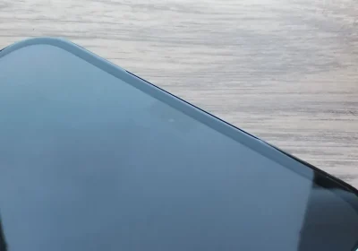 Gli iPhone 18 avranno la selfie camera sotto al display, finalmente