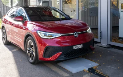 Ricarica elettrica senza cavi: in Svizzera arrivano le prime auto approvate per il 'pieno' wireless