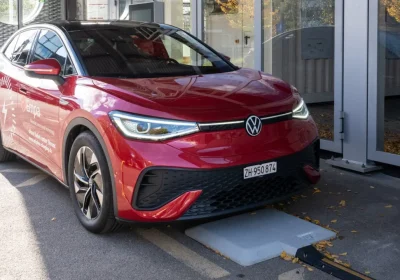 Ricarica elettrica senza cavi: in Svizzera arrivano le prime auto approvate per il 'pieno' wireless
