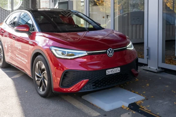 Ricarica elettrica senza cavi: in Svizzera arrivano le prime auto approvate per il 'pieno' wireless