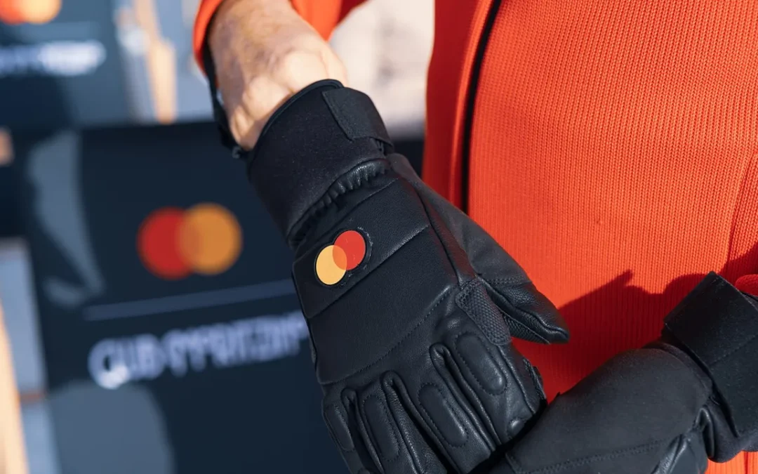 Mastercard, un guanto da sci “aumentato” per pagare in digitale sulle piste. Così si trasformano i pagamenti in alta quota