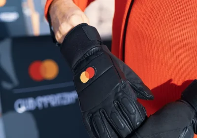 Mastercard, un guanto da sci “aumentato” per pagare in digitale sulle piste. Così si trasformano i pagamenti in alta quota