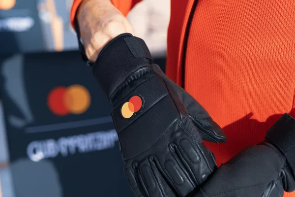 Mastercard, un guanto da sci “aumentato” per pagare in digitale sulle piste. Così si trasformano i pagamenti in alta quota