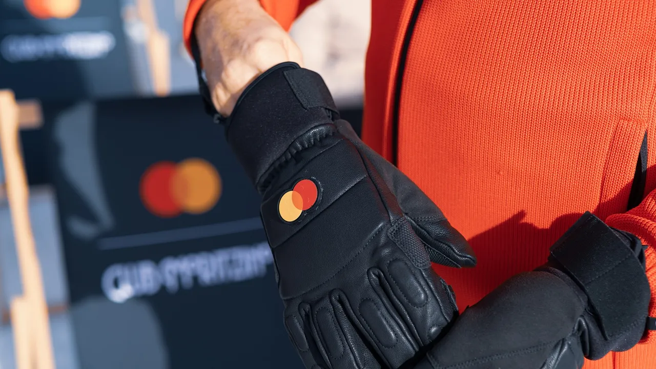 Mastercard, un guanto da sci “aumentato” per pagare in digitale sulle piste. Così si trasformano i pagamenti in alta quota