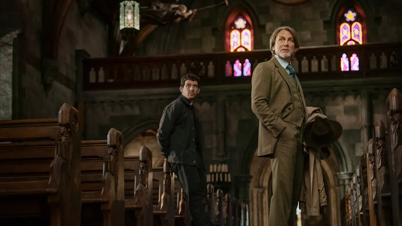 Wake Up Dead Man: A Knives Out Mystery è una riflessione su fede e religione, nonché il capitolo migliore della trilogia