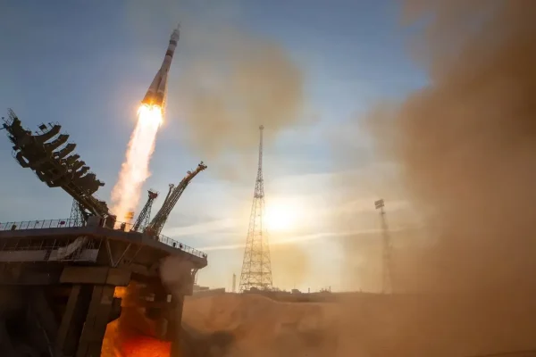 Dopo il decollo di una Soyuz ha ceduto la rampa da cui i cosmonauti raggiungono la Iss (ed è una questione seria)