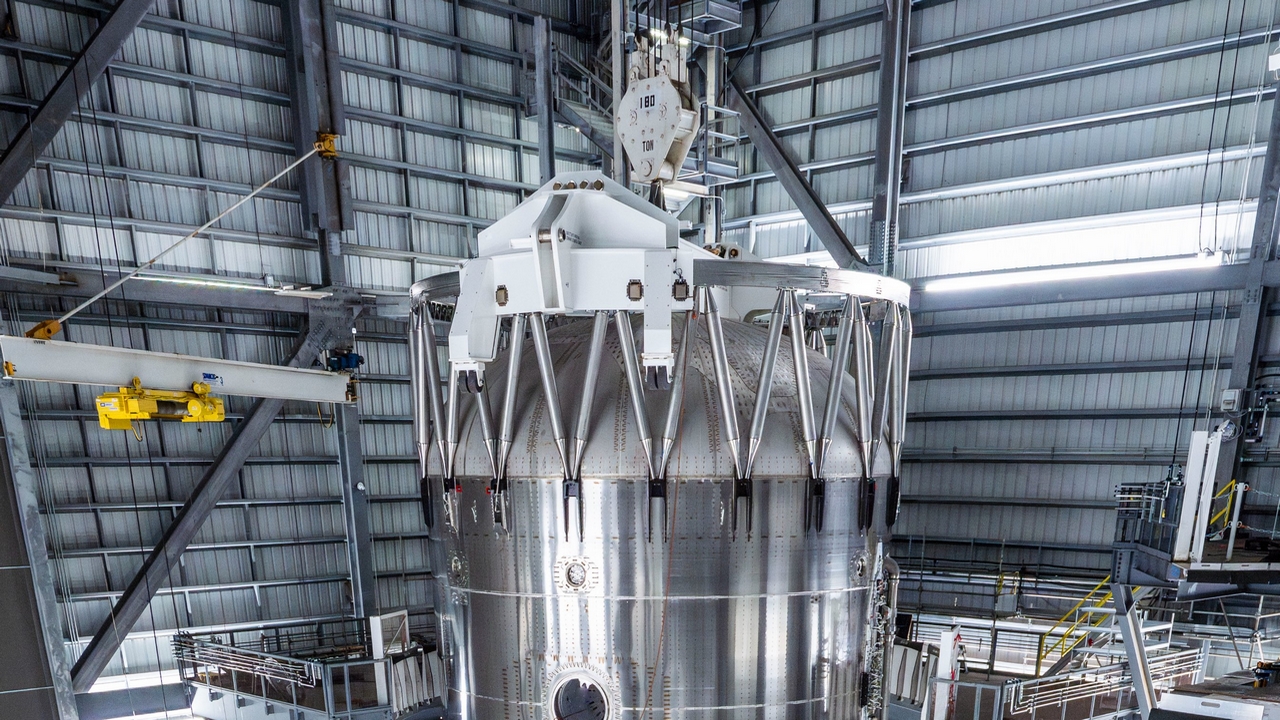 SpaceX: completato parte dell'assemblaggio di Super Heavy Booster 19, prossimo lancio di Starship previsto per l'inizio del 2026