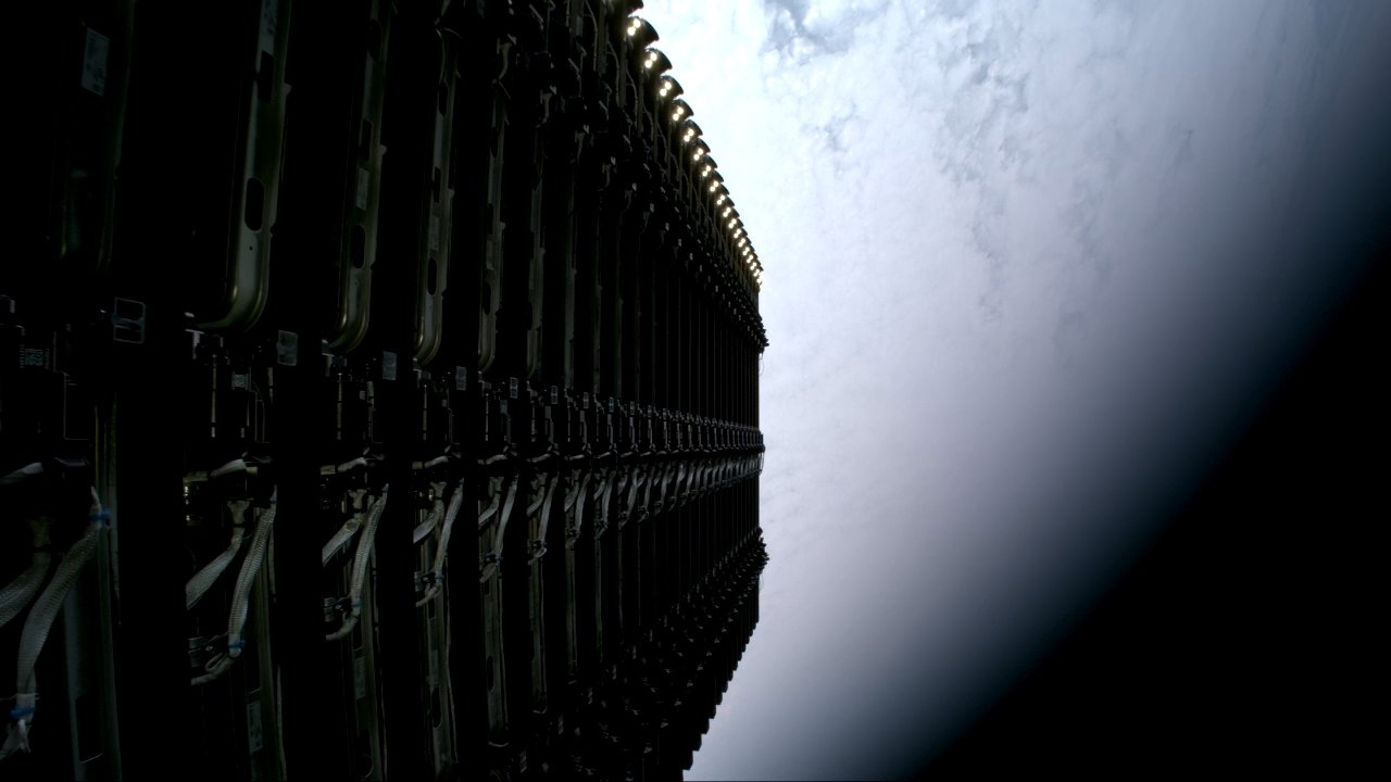 SpaceX ha annunciato che un satellite Starlink ha avuto un problema in orbita, cause ancora da chiarire