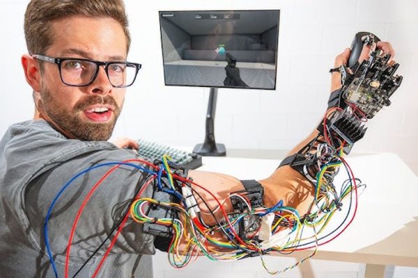 Un Mousepad per mirare meglio: uno youtuber crea il cheat invisibile sotto la scrivania