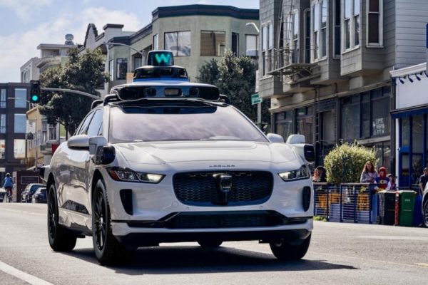 Un blackout a San Francisco manda in tilt la città: bloccati anche i robotaxi di Waymo