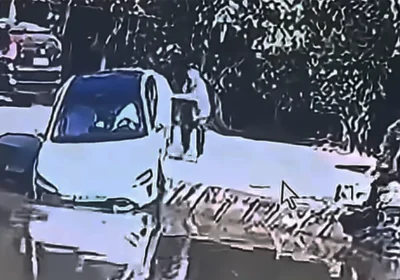 Una Xiaomi SU7 ha finito il suo parcheggio autonomo (quasi) in uno stagno