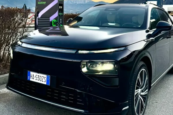 XPeng G9 MY26 segna il record europeo per la potenza di ricarica: 453 kW con una curva stabile