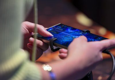 Un terzo delle chat dei minori americani con l’IA tratta violenza e sesso – Future Tech