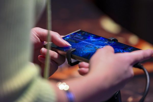 Un terzo delle chat dei minori americani con l’IA tratta violenza e sesso – Future Tech