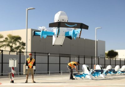 Amazon Prime Air, sospesa la consegna dei pacchi con i droni in Italia: ecco perché